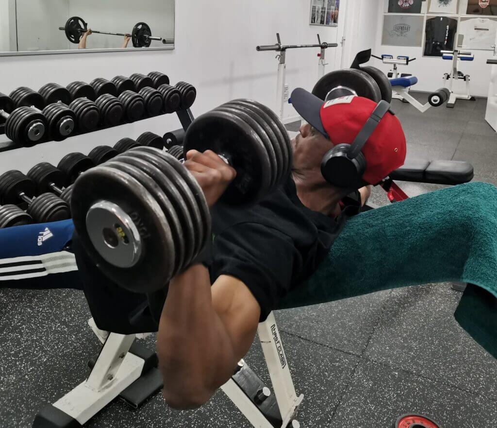 dumbbell press oldschool. Word lid met studenten korting