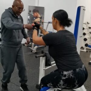 Benen trainen voor dames met personal trainer. Sissy squat. 10x trainen voor 525 euro