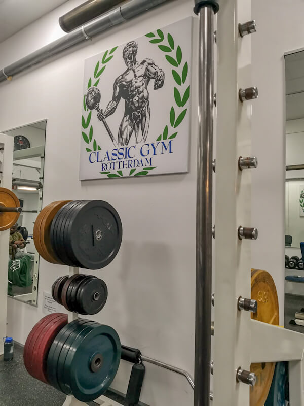 Classic Gym Rotterdam, gezellige omgeving met oldschool visie. afbeelding van ons inspirerende logo met sandow.