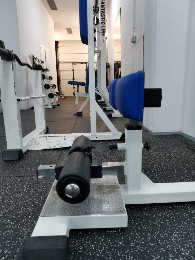 FirstClass Sissy Squat. Deze oefening versterkt de quadriceps en verbetert de mobiliteit van de knieën.