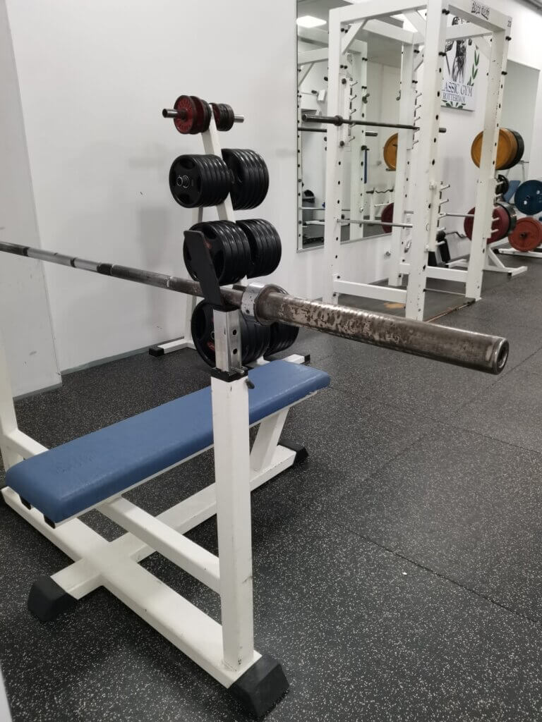 Een stevige olympische flatbench, perfect voor bankdrukken en krachttraining. De robuuste constructie biedt stabiliteit voor maximale prestaties.