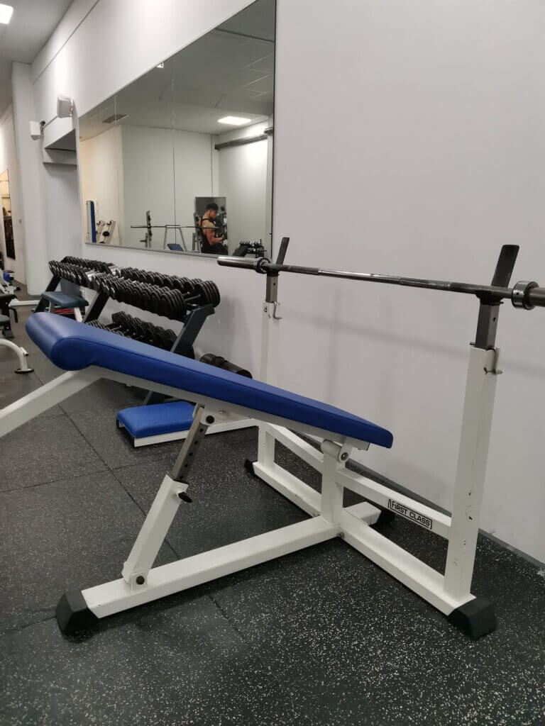 Een stevige olympische decline bench, perfect voor decline bankdrukken en krachttraining. De robuuste constructie biedt stabiliteit voor maximale prestaties.