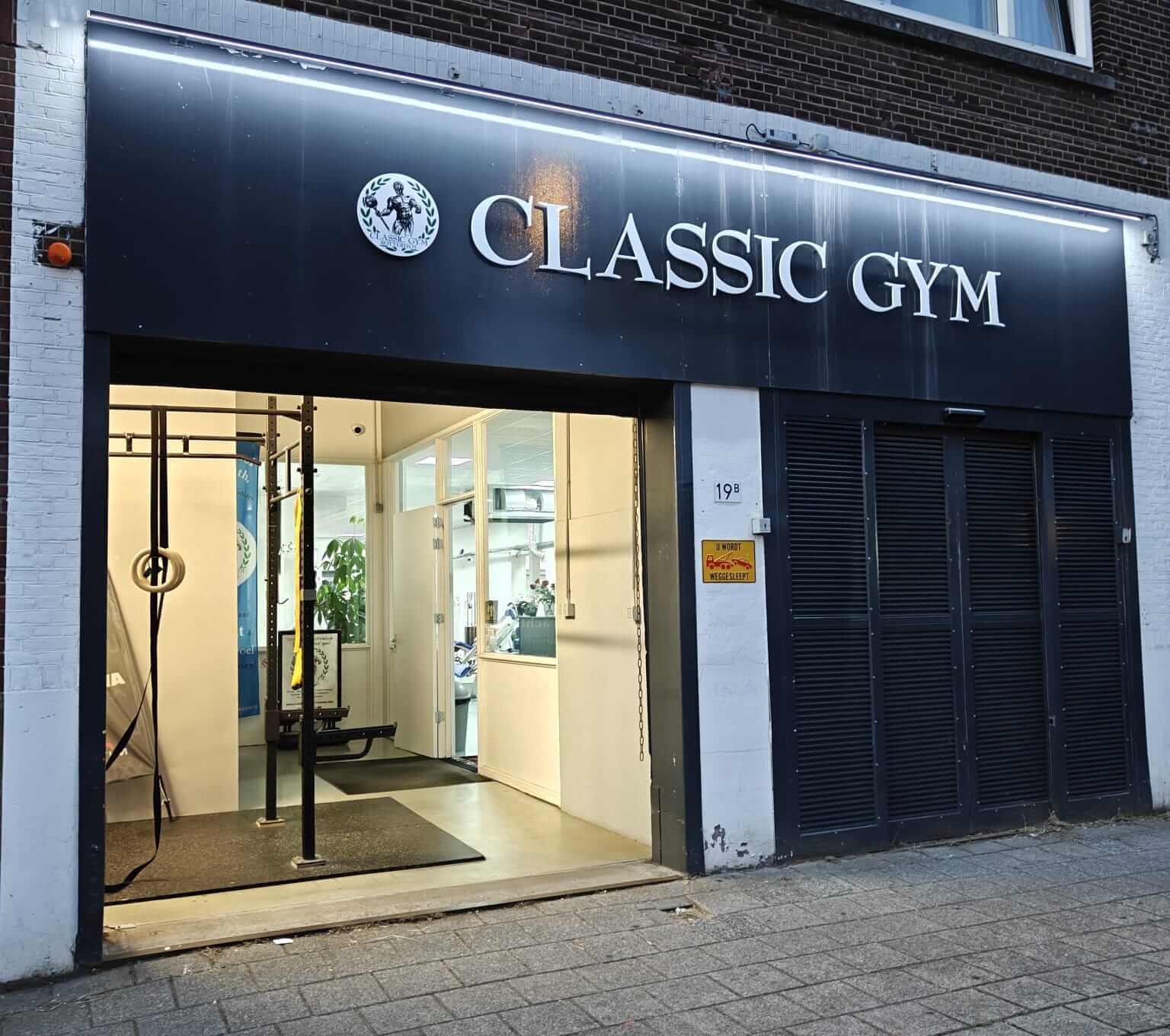 verlichte ingang Classic Gym Rotterdam