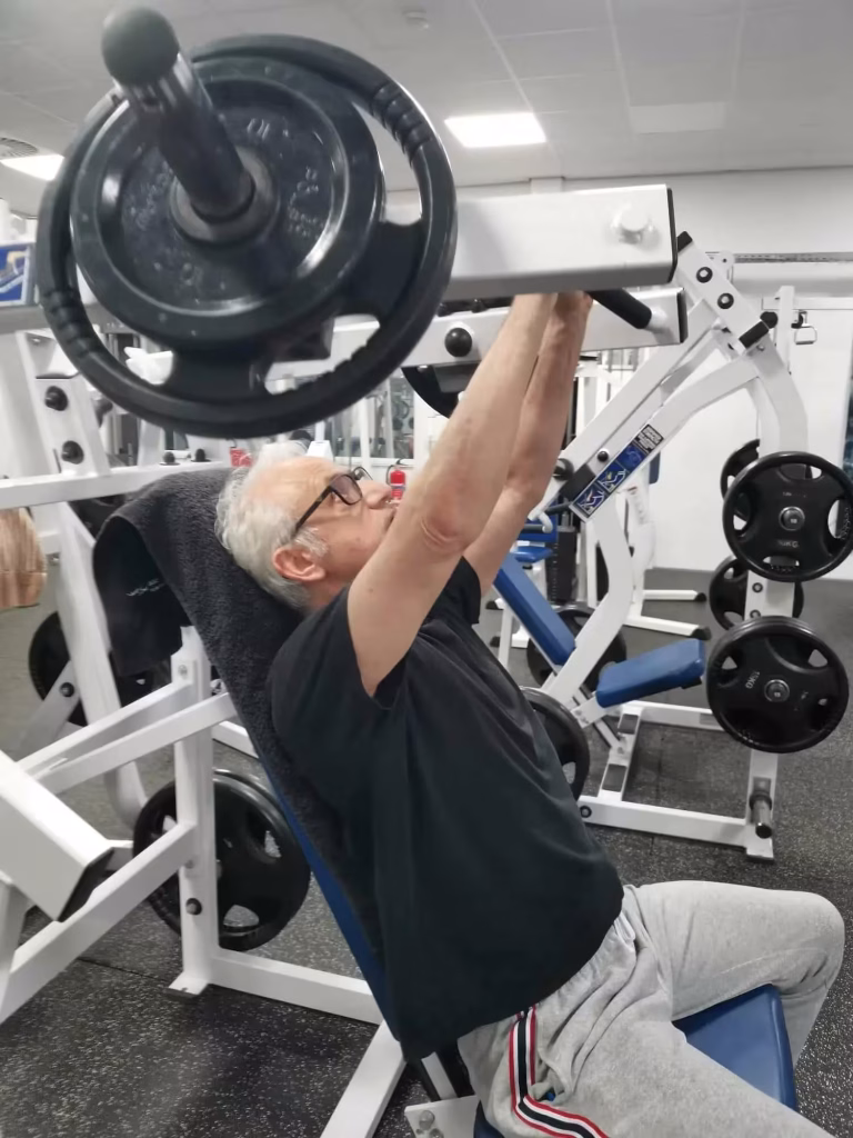 65 plusser traint borst op de hammerstrength apparatuur