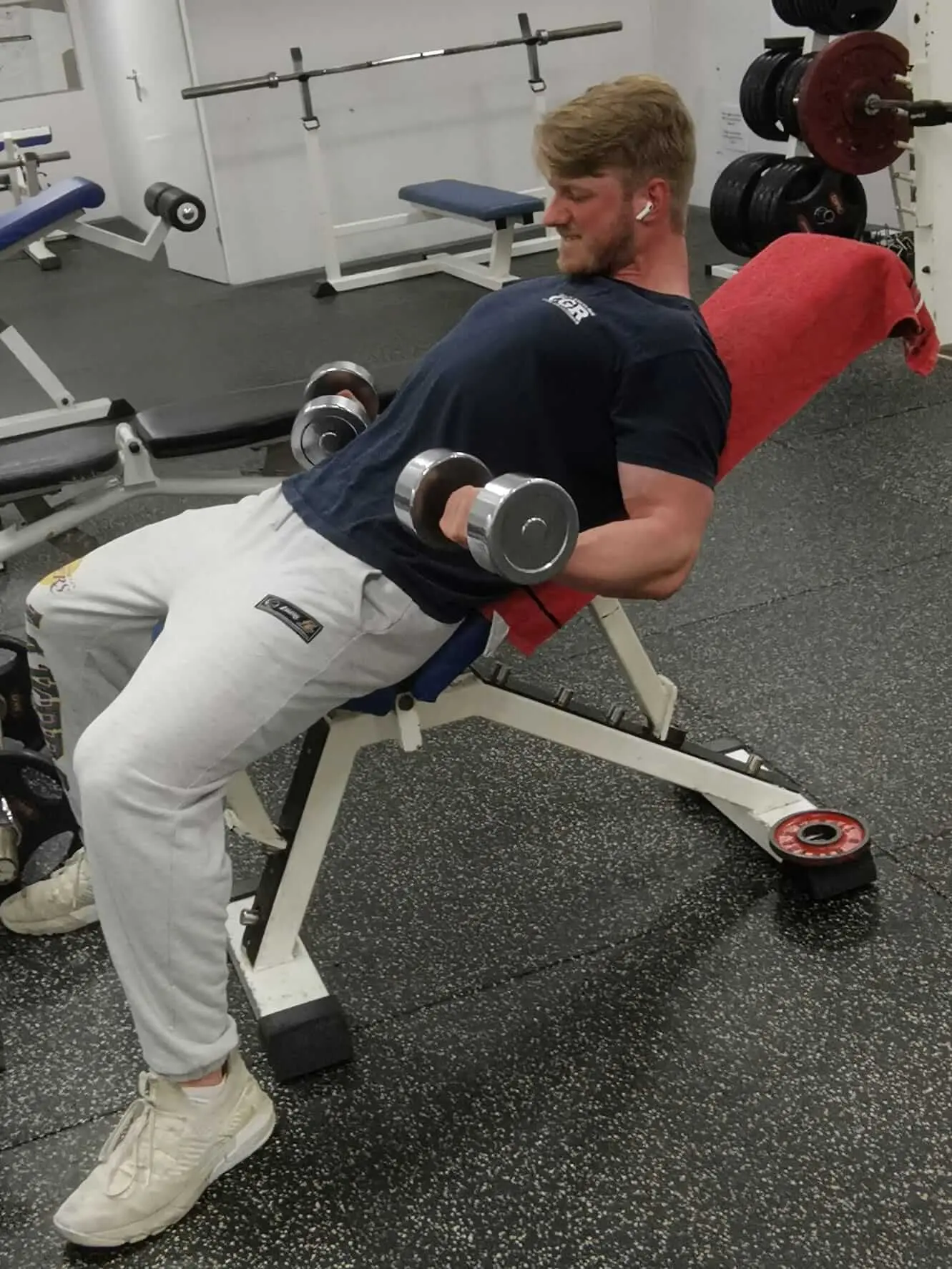 student traint zijn bicep op een bankje