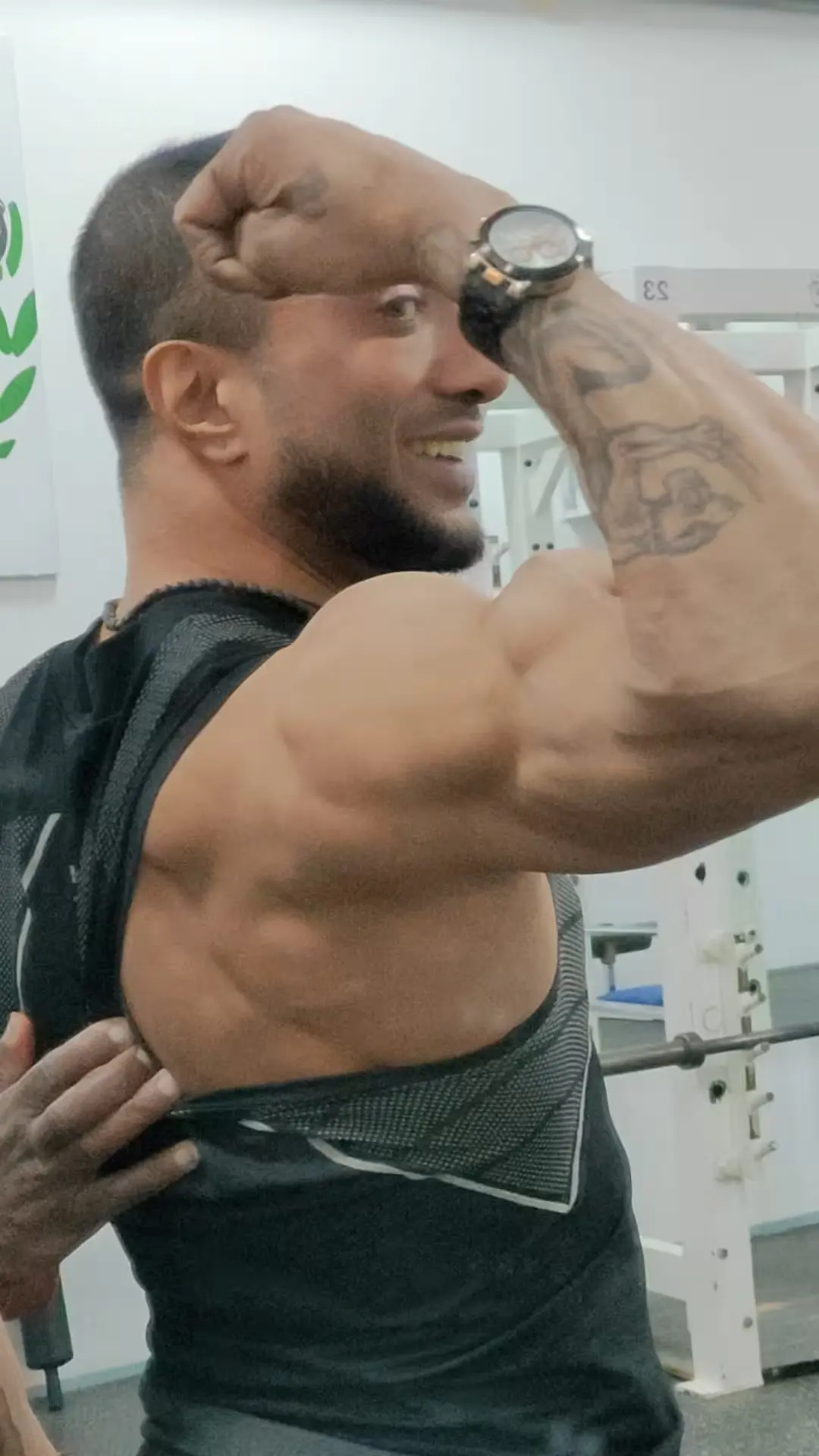 bicepcurl pose als voorbereiding bb wedstrijd