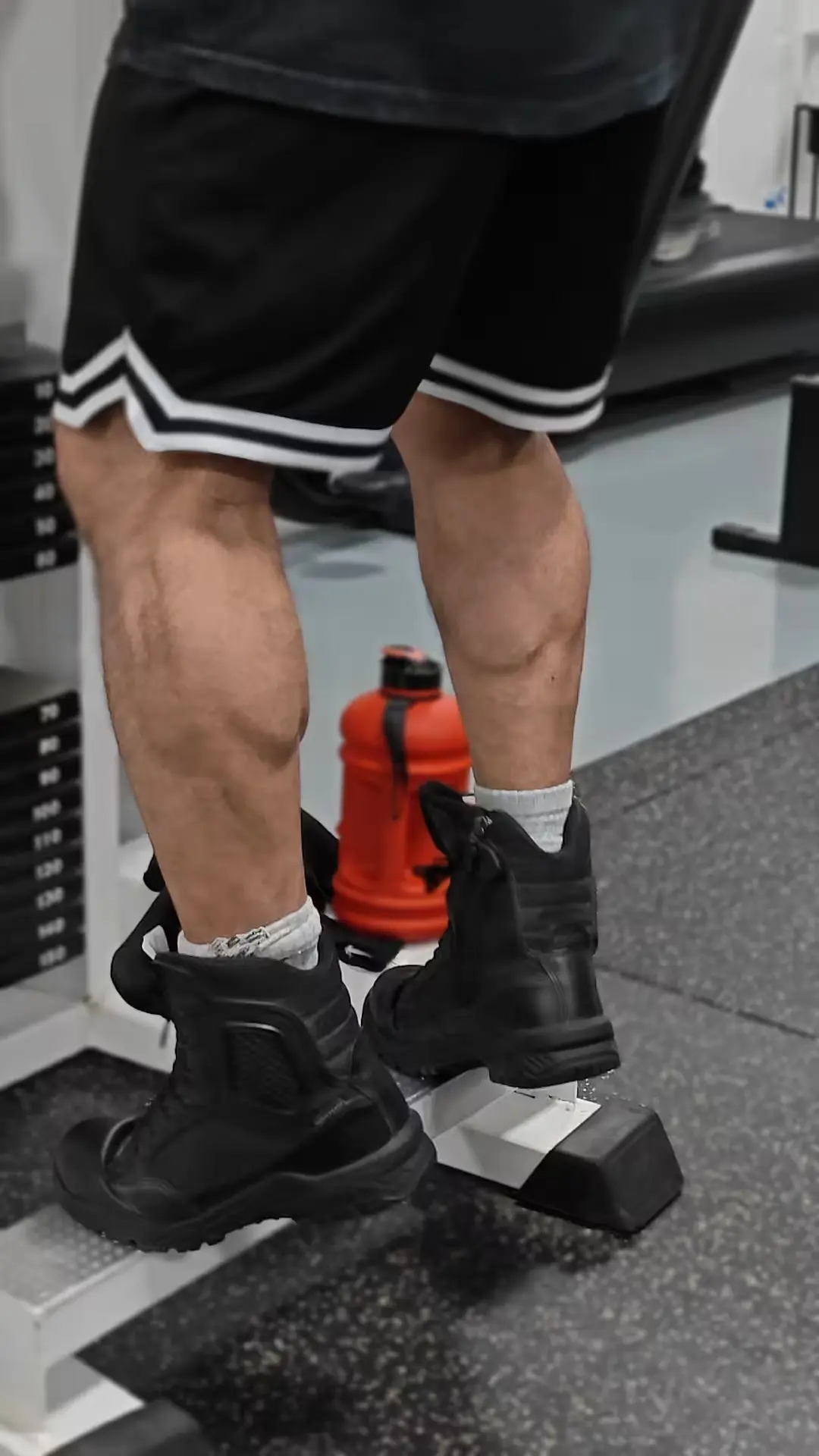 Gespierde kuiten tijdens staande kuitoefening in Classic Gym Rotterdam