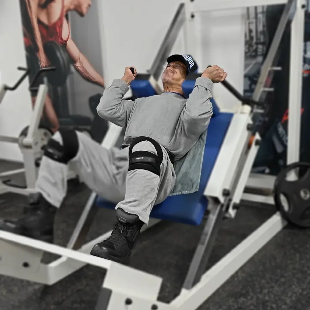 Man doet hacksquat met correcte techniek in Classic Gym Rotterdam