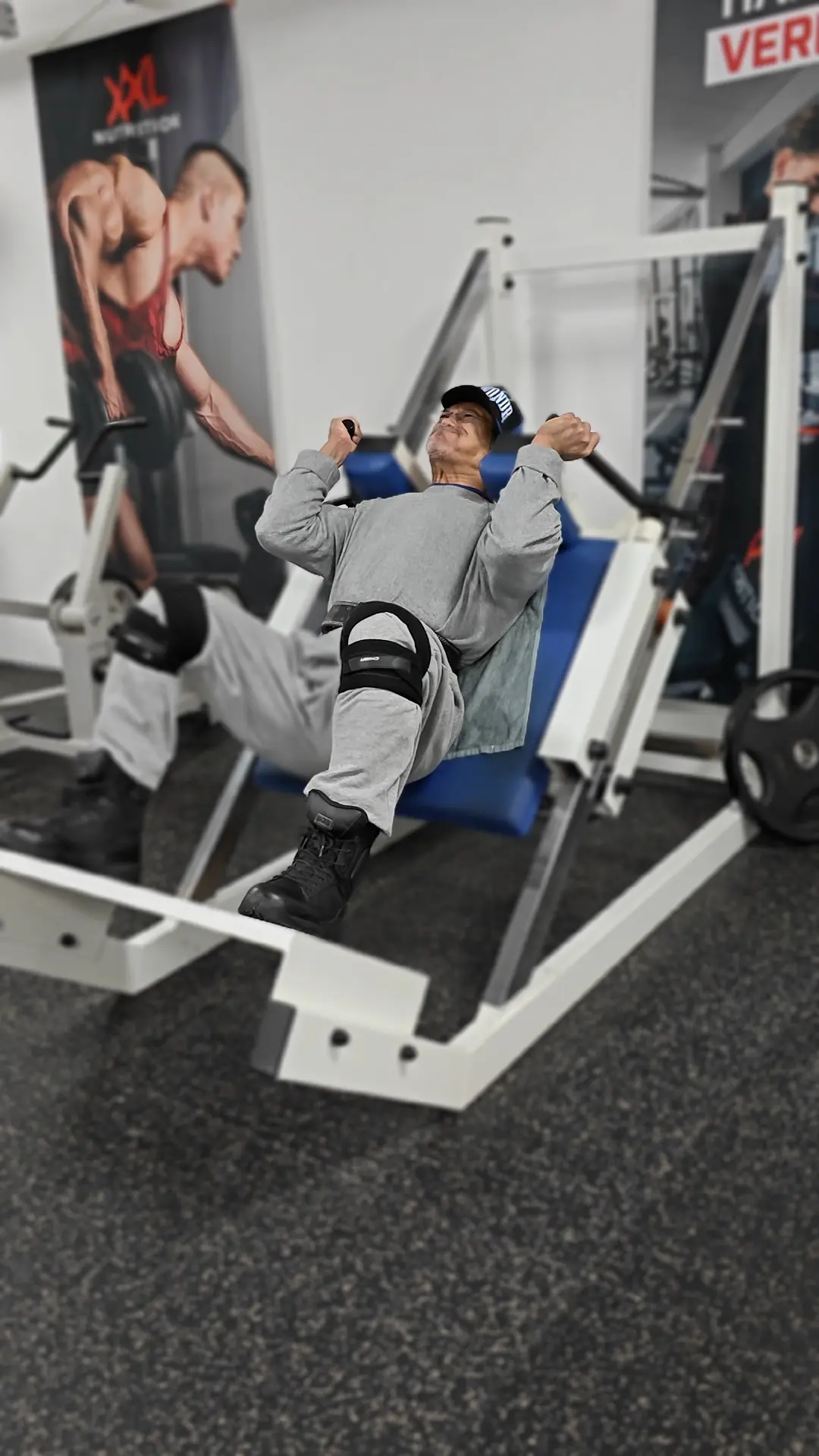 Man doet hacksquat met correcte techniek in Classic Gym Rotterdam
