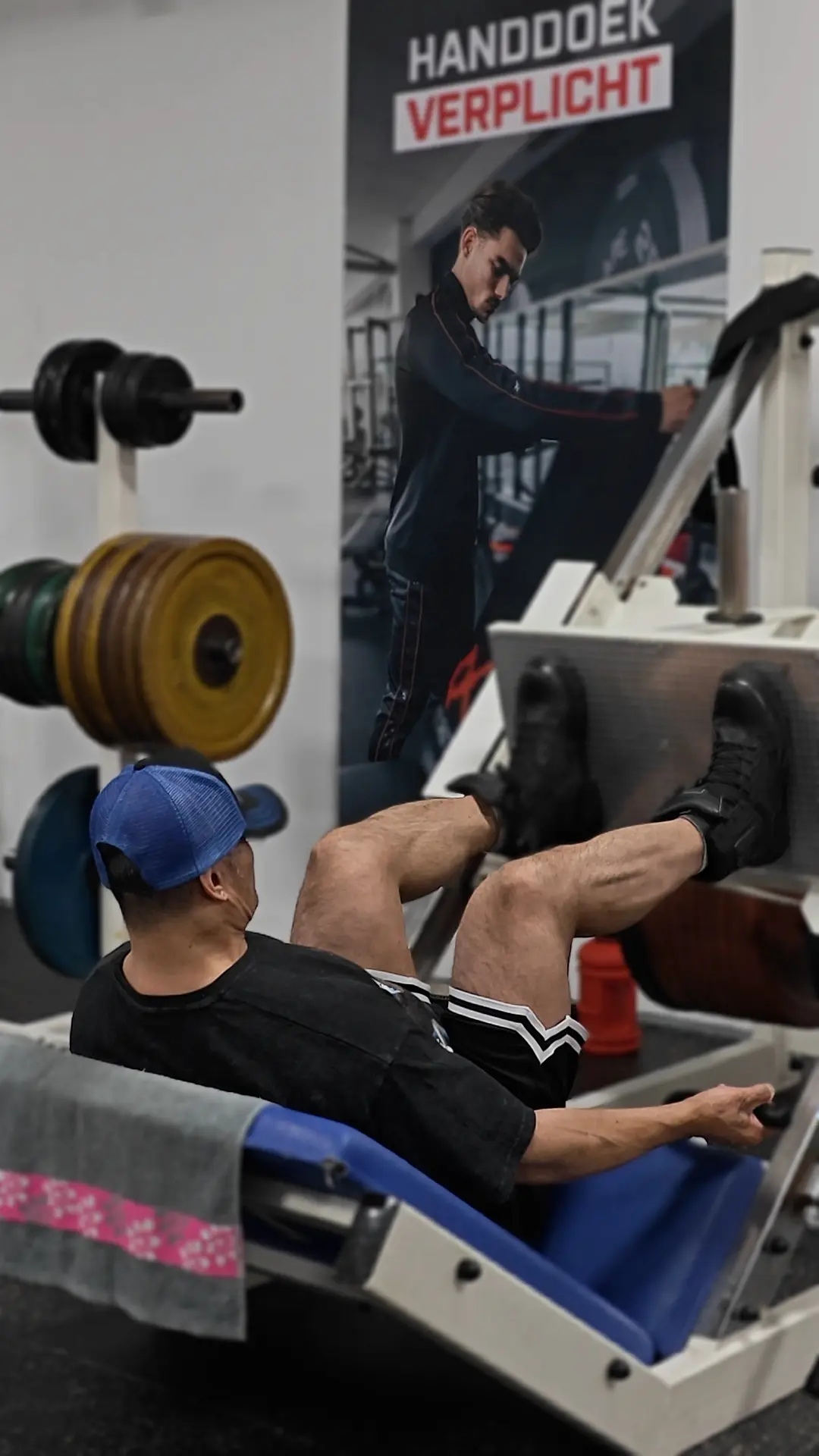 Man doet zware legpress met correcte techniek in Classic Gym Rotterdam