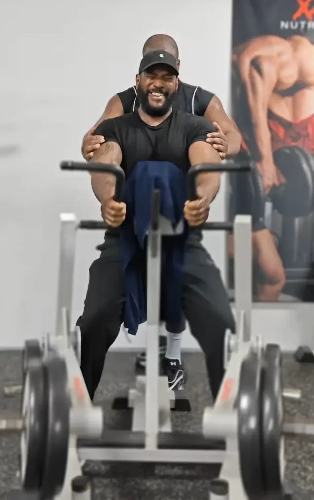 low row op P&A‑machine met ondersteuning van gymbro in Classic Gym Rotterdam