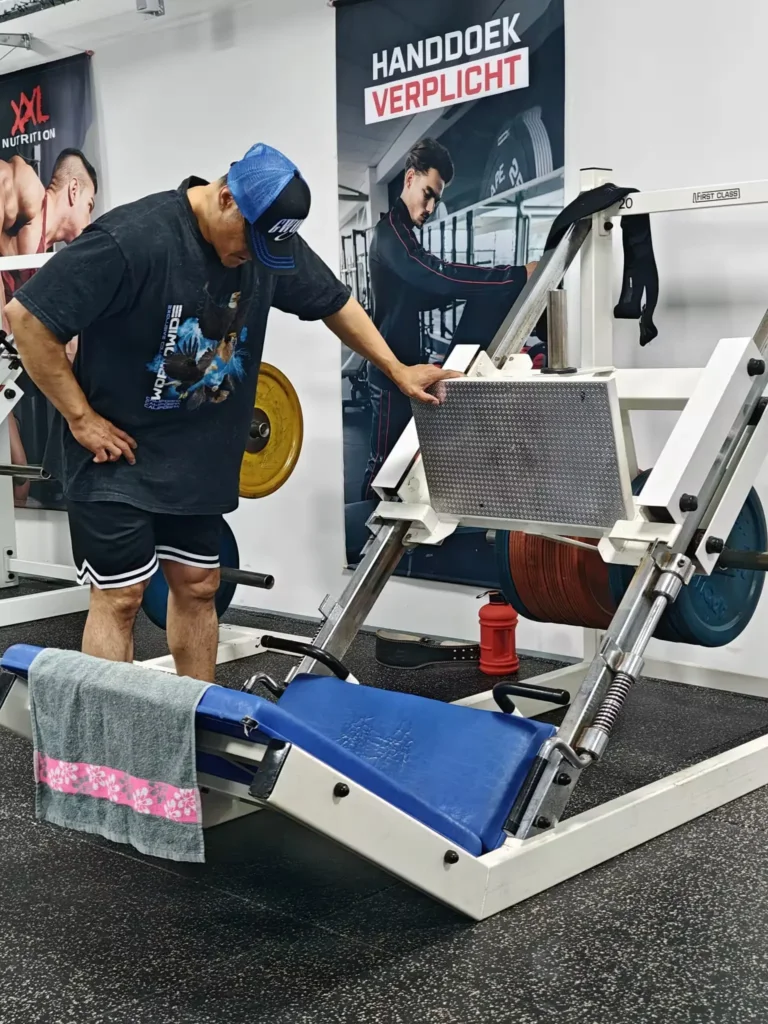 Legpress zwaar geladen met schijven in Classic Gym Rotterdam