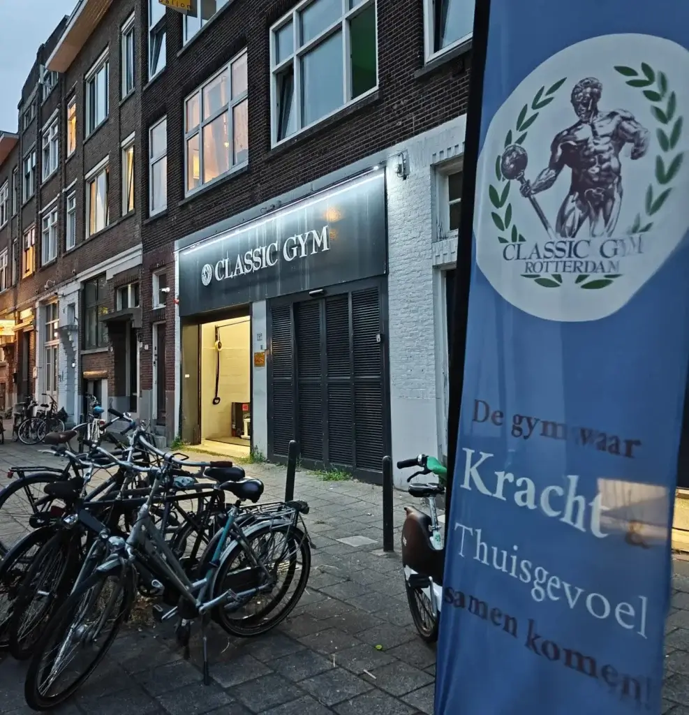 Voorgevel van Classic Gym aan de Aelbrechtskade in Delfshaven, met grote vlag voor de gevel en zicht op de straat