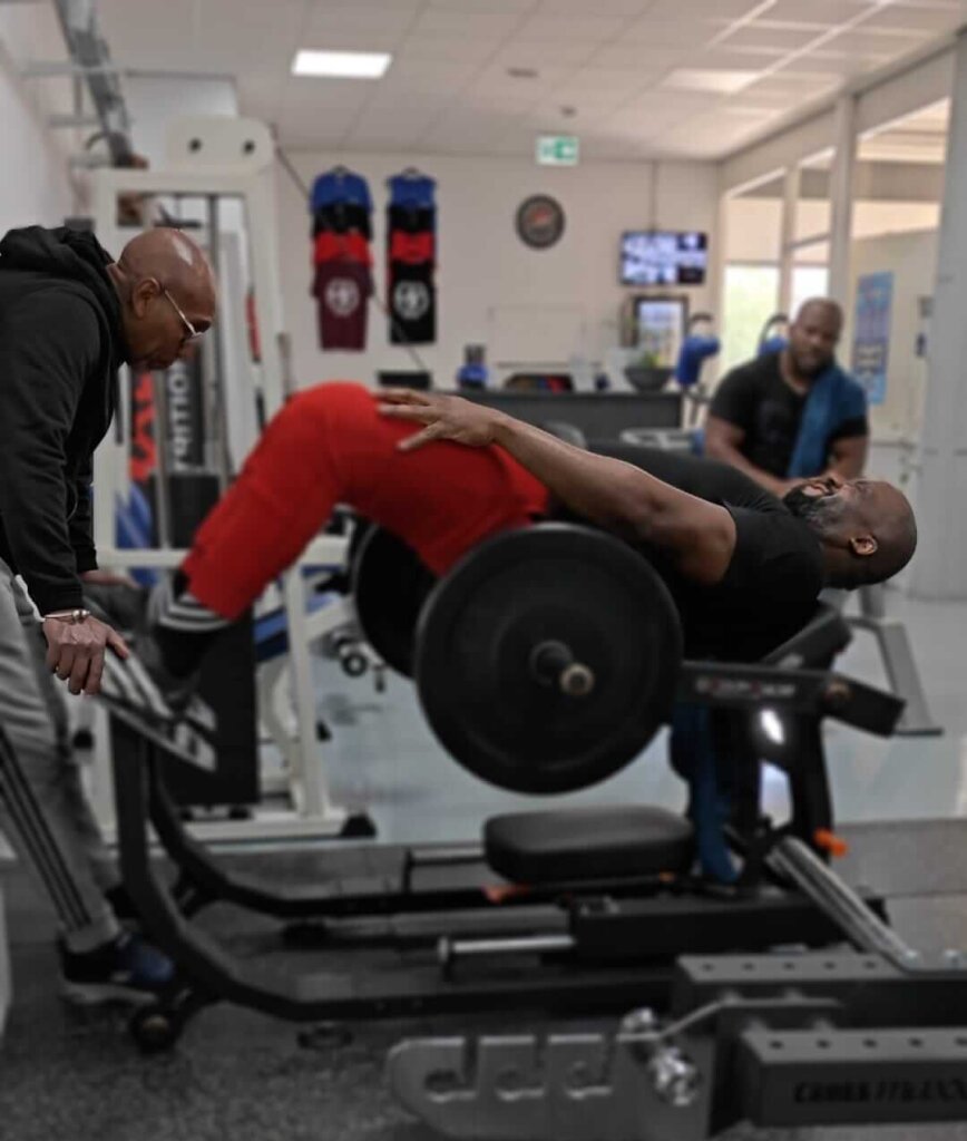 personal trainer laat je op de juiste manier de hiptrust uitvoeren